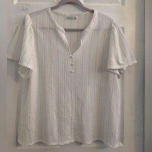 89th & Madison Women’s White and tan Textured Flutter-Sleeve Top. Size XL $10